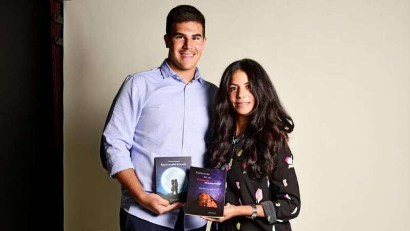 Julio César Ruiz posa junto a su madre, Liz Aguilar, y las dos obras que ha publicado (Foto Arcadio Suárez/C7)